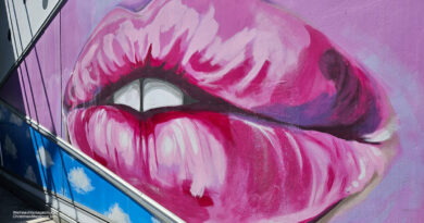 pink lips mural